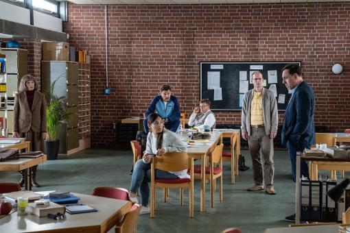 V.l.n.r.: Heidi Lohmann (ANKE ENGELKE), Sara Schuster (NILAM FAROOQ), Peter Mertens (FLORIAN DAVID FITZ), Klaus Engelhardt (JUSTUS VON DOHNÀNYI), Bernd Vogel (TORBEN KESSLER) und Holger Arndt (THOMAS LOIBL) in Sony Pictures’ EINGESCHLOSSENE GESELLSCHAFT