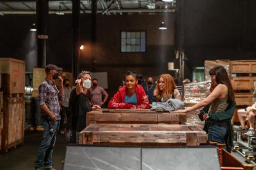 Regisseurin SJ Clarkson, Celeste O’Connor, Sydney Sweeney, Isabela Merced und Dakota Johnson am Set von Sony Pictures’ MADAME WEB. © 2024 CTMG, Inc. All Rights Reserved.