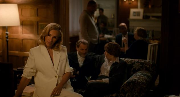 (L nach R) Julia Roberts als Alma, Michael Stuhlbarg als Frederik und Chloë Sevigny als Dr. Kim Sayers in AFTER THE HUNT, von Amazon MGM Studios. Photo Credit: Courtesy of Amazon MGM Studios © 2025 Amazon Content Services LLC. All Rights Reserved.