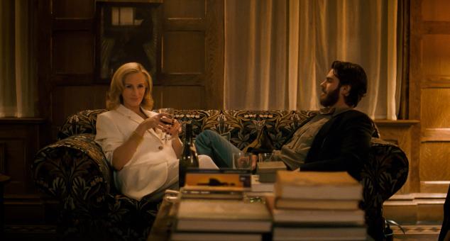 (L nach R) Julia Roberts als Alma und Andrew Garfield als Hank in AFTER THE HUNT, von Amazon MGM Studios. Photo Credit: Courtesy of Amazon MGM Studios © 2025 Amazon Content Services LLC. All Rights Reserved.