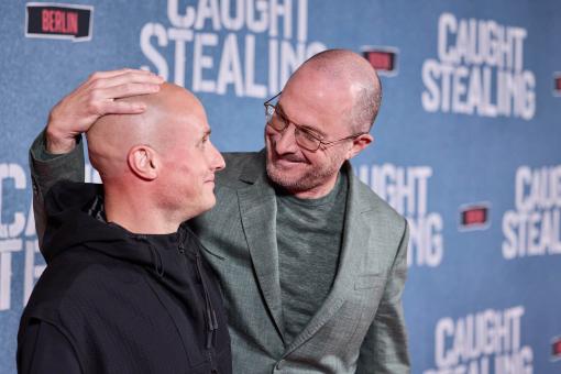 BERLIN, DEUTSCHLAND – 23. AUGUST: Nikita Kukushkin und Darren Aronofsky beim Special Screening von Sony Pictures' CAUGHT STEALING am 23. August 2025 in Berlin, Deutschland. (Foto von Sebastian Reuter im Auftrag von Sony Pictures Entertainment)