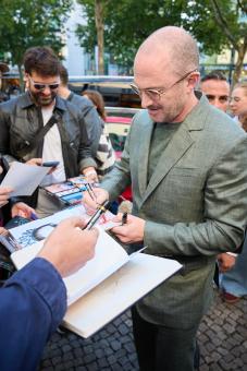 BERLIN, DEUTSCHLAND – 23. AUGUST: Darren Aronofsky mit Fans beim Special Screening von Sony Pictures' CAUGHT STEALING am 23. August 2025 in Berlin, Deutschland. (Foto von Sebastian Reuter im Auftrag von Sony Pictures Entertainment)