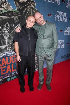 BERLIN, DEUTSCHLAND – 23. AUGUST: Nikita Kukushkin und Darren Aronofsky beim Special Screening von Sony Pictures' CAUGHT STEALING am 23. August 2025 in Berlin, Deutschland. (Foto von Sebastian Reuter im Auftrag von Sony Pictures Entertainment)
