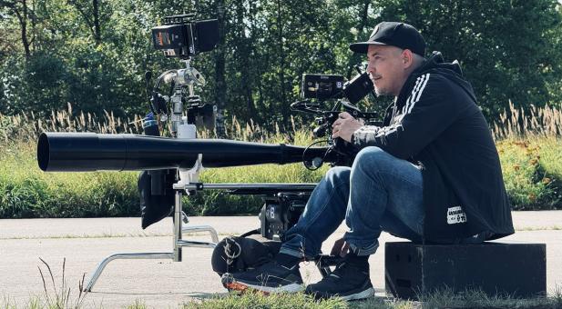 Regisseur Jalmari Helander am Set von Sony Pictures' SISU: ROAD TO REVENGE. © 2025 CTMG, Inc. All Rights Reserved.