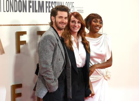 LONDON, ENGLAND – 11. OKTOBER: (L-R) Andrew Garfield, Julia Roberts und Ayo Edebiri besuchen die Premiere von „After The Hunt“ während des BFI London Film Festival in der Royal Festival Hall am 11. Oktober 2025 in London, England. (Foto von Jeff Spicer/Getty Images für Sony)