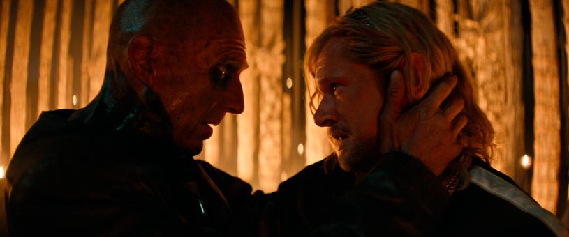 Dr. Kelson (Ralph Fiennes) und Sir Jimmy Crystal (Jack O’Connell) in Sony Pictures' 28 YEARS LATER: THE BONE TEMPLE. © 2025 CTMG, Inc. All Rights Reserved.