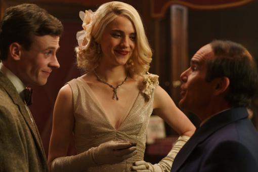 George Roy Hill (David Rawle), Elizabeth Weiland (Margaret Qualley) und Lorenz Hart (Ethan Hawke) in Sony Pictures’ BLUE MOON  © 2026 Sony Pictures Entertainment Deutschland GmbH