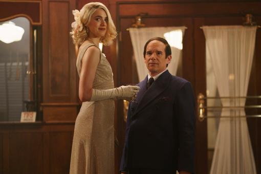 Elizabeth Weiland (Margaret Qualley) und Lorenz Hart (Ethan Hawke) in Sony Pictures’ BLUE MOON  © 2026 Sony Pictures Entertainment Deutschland GmbH