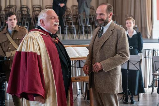 Clyde (Jacob Dudman), Elgar (Simon Russell Beale) und Dr. Henry Guthrie (Ralph Fiennes) in Sony Pictures’ THE CHORAL. Foto von: Nicola Dove  © Gerontius Productions Limited