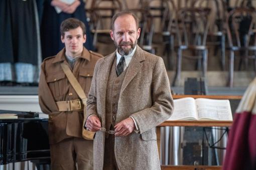 Clyde (Jacob Dudman) und Dr. Henry Guthrie (Ralph Fiennes) in Sony Pictures’ THE CHORAL. Foto von: Nicola Dove  © Gerontius Productions Limited