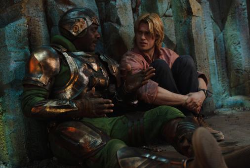 Man at Arms (Idris Elba) und Adam (Nicholas Galitzine) in MASTERS OF THE UNIVERSE.  © 2026 Amazon MGM Studios Content Services LLC